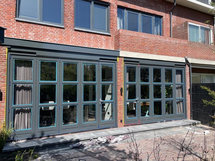 Installing and painting folding doors, Den Haag