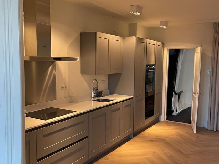 Kitchen, oak herringbone parquet, plastering and paintwork, Amsterdam
