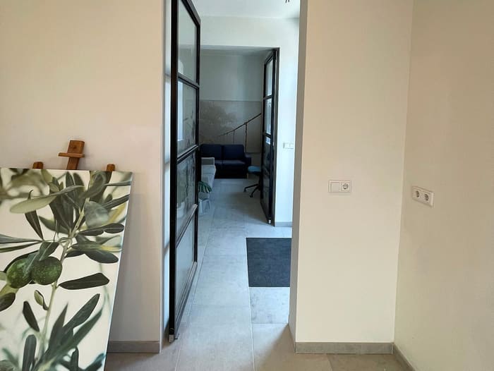 Doorkijk met stalen taatsdeur