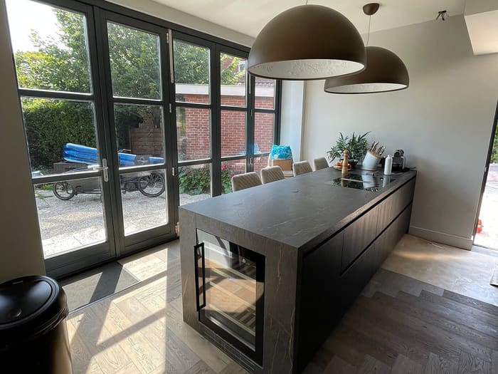 Houten vloer in keuken, stucwerk