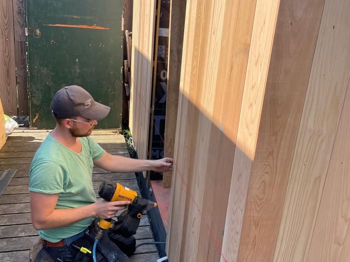 Installing timber facade cladding, Watergang