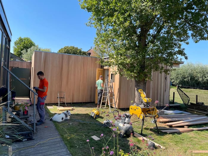 Installing a timber exterior wall for an outbuilding, Watergang