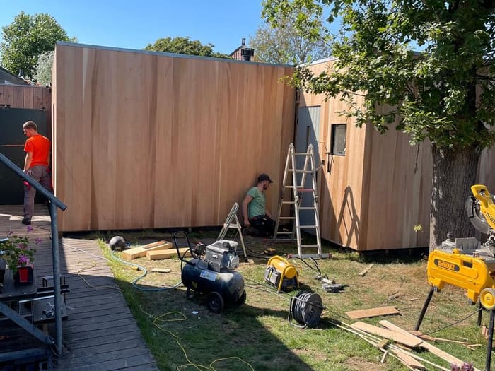 Installing timber facade cladding, Watergang