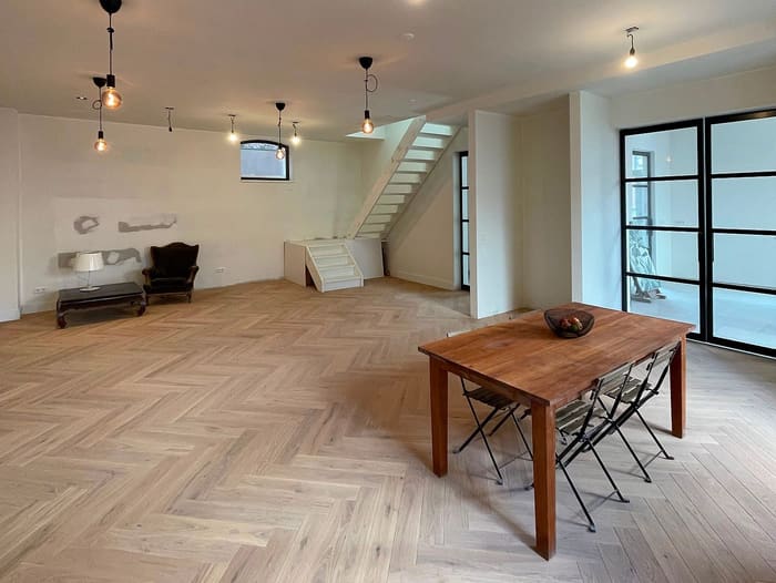 Nieuwe betonvloer met vloerverwarming en eiken parket